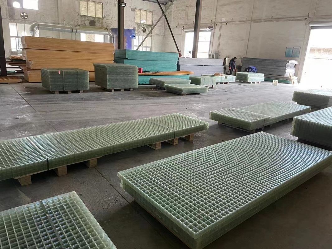 Saf reçine ızgara FRP ızgara yürüyüş yolu veya platform kullanımı 38 * 38 * 38mm özelleştirilmiş panel boyutu