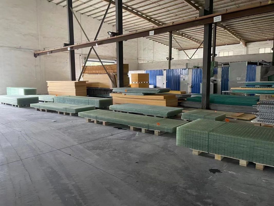 Saf reçine ızgara FRP ızgara yürüyüş yolu veya platform kullanımı 38 * 38 * 38mm özelleştirilmiş panel boyutu
